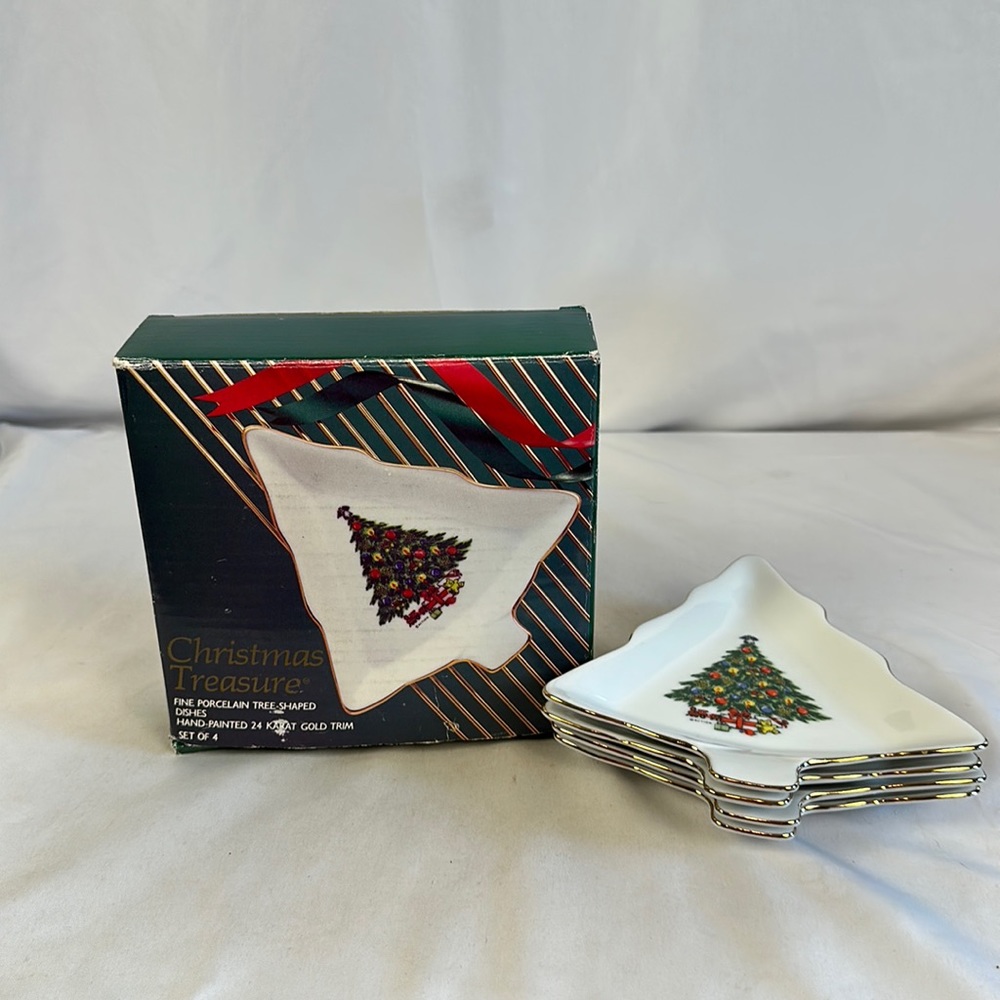 Christmas Treasures Mount Clemens Pottery Tree Plates -set of 4 with box